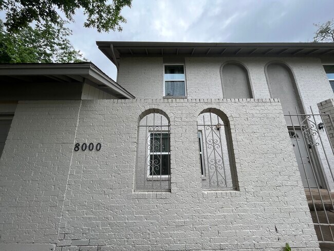 Building Photo - 8000 Sonnet Ave