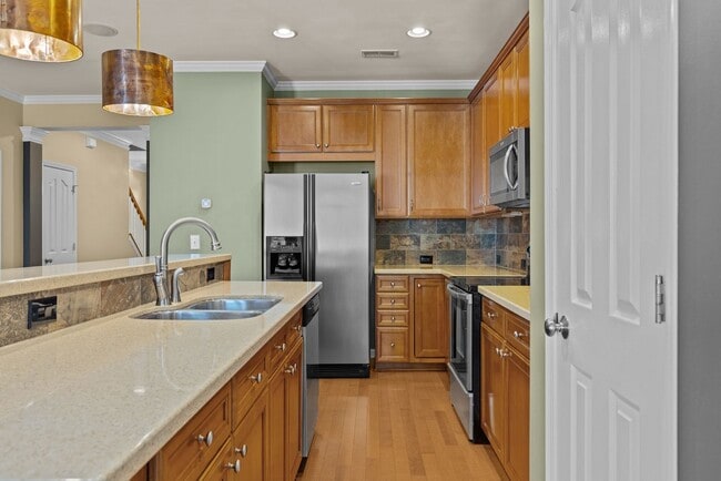 Building Photo - Gorgeous 3 Bedroom Townhome w/ Premium Finishes & Amenities - Pet Friendly!