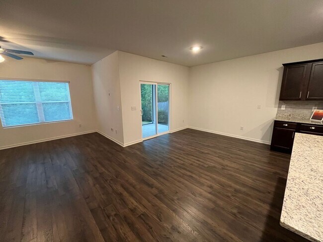 Building Photo - Move in Ready: 4 bedroom- 2 bath Beauty! Appliances Included