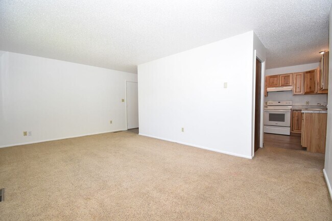 Building Photo - Spacious and charming! Conveniently located top floor 2 bedroom apartment.