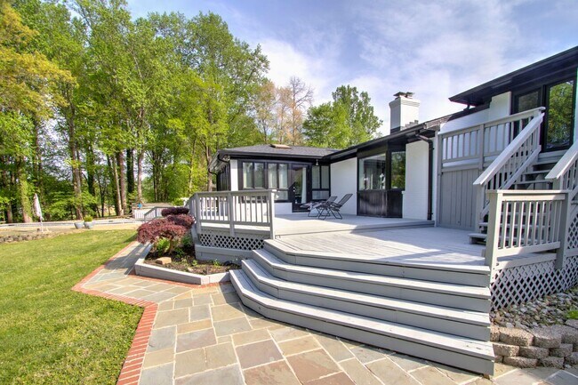 Building Photo - 317 Springvale Rd