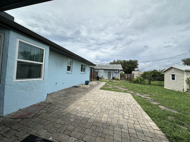 Building Photo - "Charming 3-Bedroom Home in Englewood!"