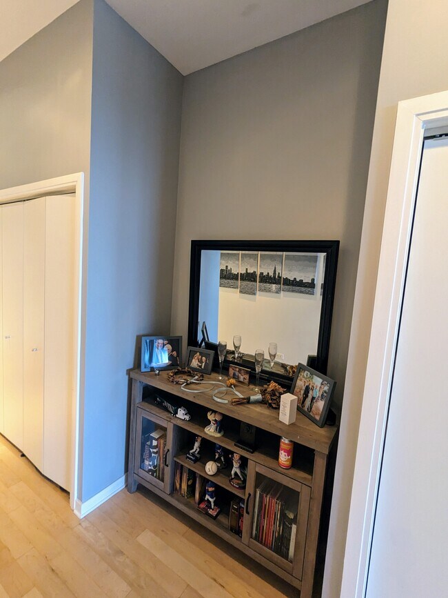 Building Photo - 860 W Blackhawk St