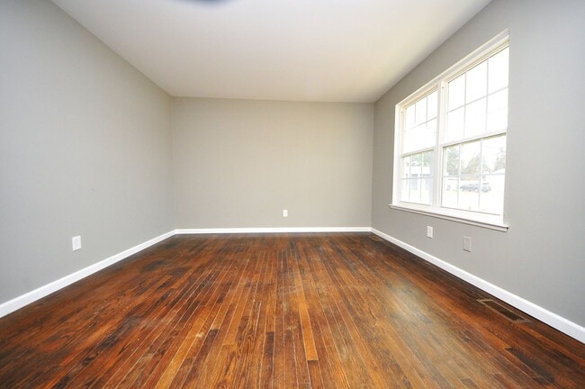 Building Photo - Freshly updated 3 Bedroom Home with a Full...