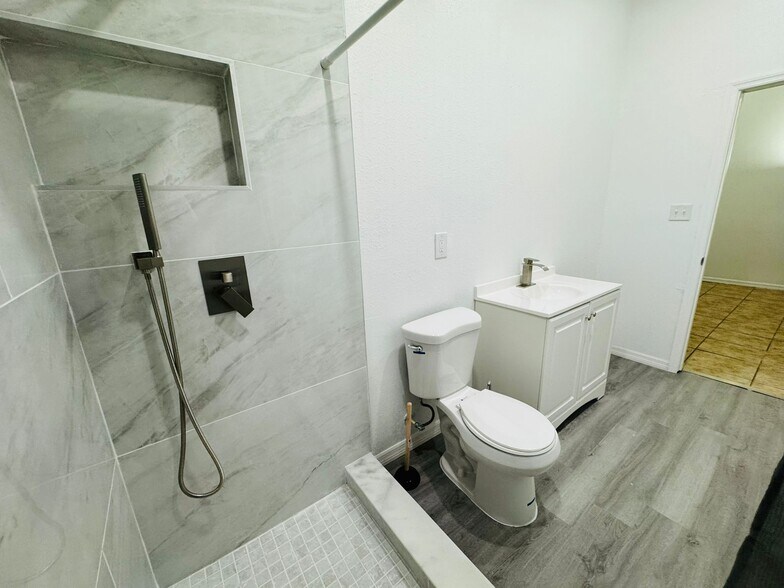 Bathroom Private Master room - 536 Cheshire Way