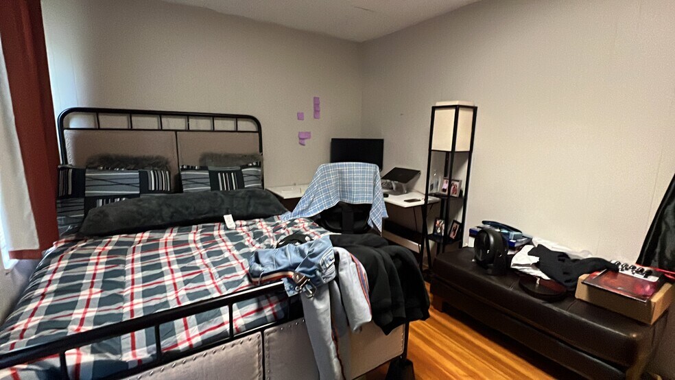 Building Photo - 158 Holland St