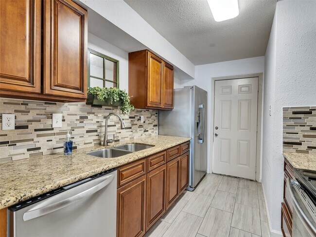 Building Photo - 1701 Upland Dr