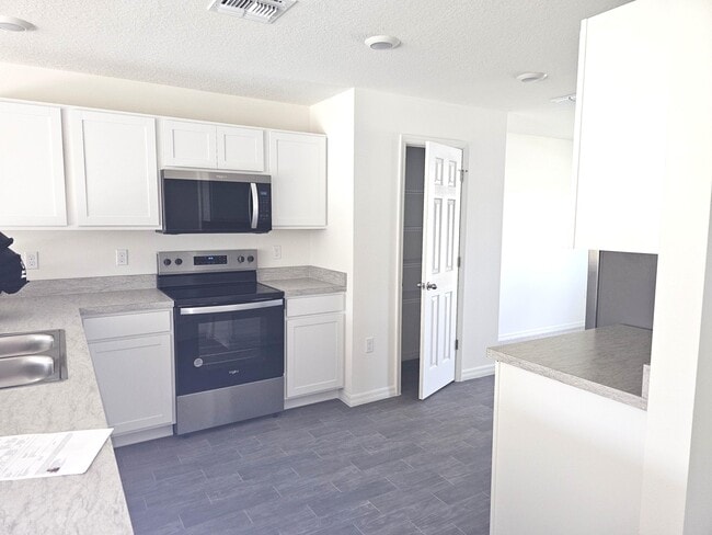 Building Photo - 3681 SW Haines St