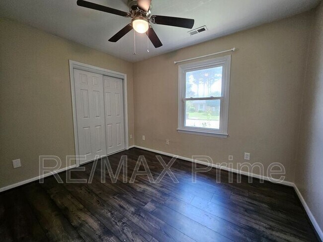 Building Photo - 3413 Newport Dr