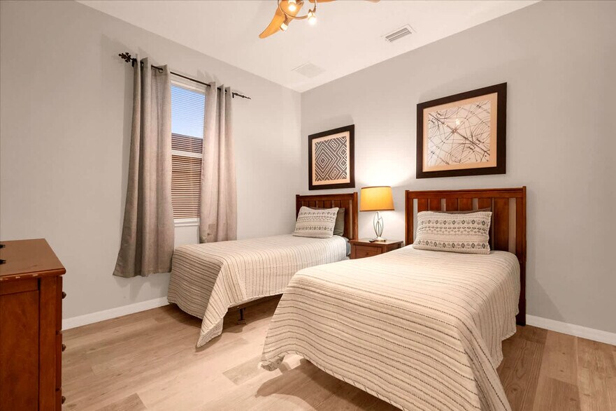 Building Photo - 337 Orista Dr