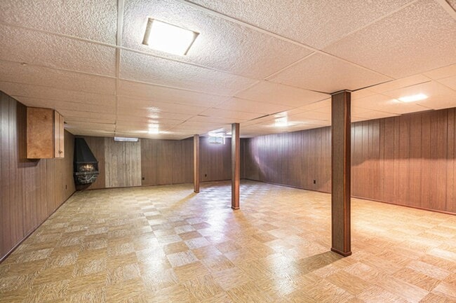 Building Photo - Penn Schools!  Remodeled Granger home-Lawn...