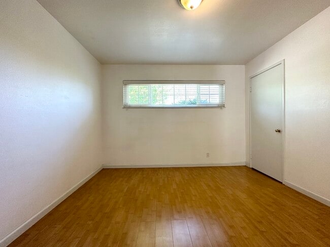 Building Photo - 3 bedroom 1 bathroom home located in Sacra...