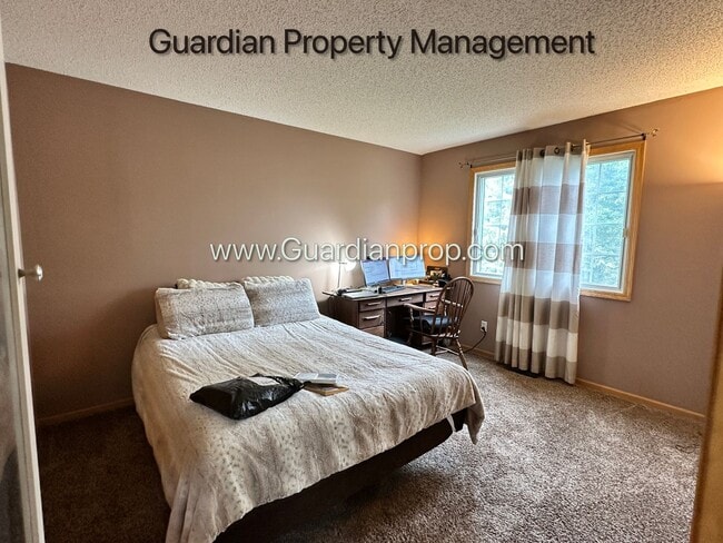Building Photo - Eden Prairie End Unit Town Home, 2 Car Gar...