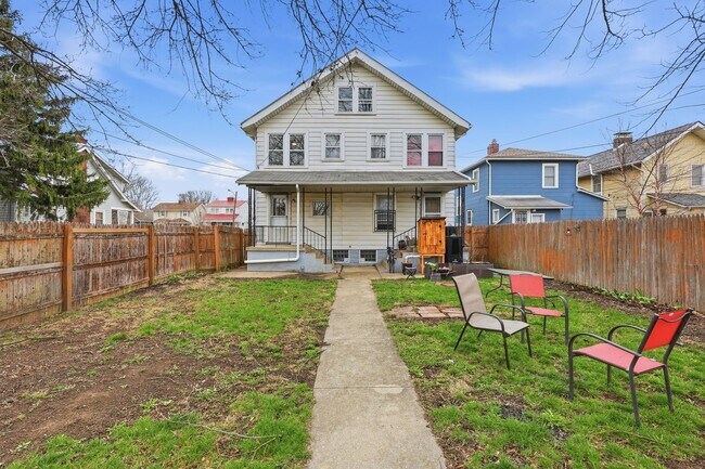 Building Photo - E Markison Ave