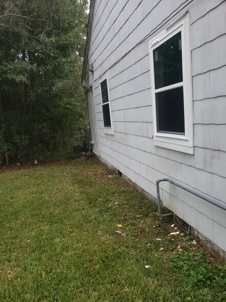 Building Photo - 2204 Sweet Briar Dr