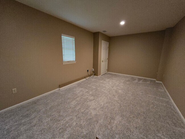 Building Photo - Beautiful End Unit Townhouse - Convenientl...