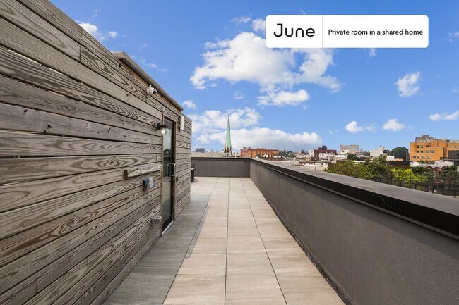 Building Photo - Private bedroom in 5 bed/3 bath Home