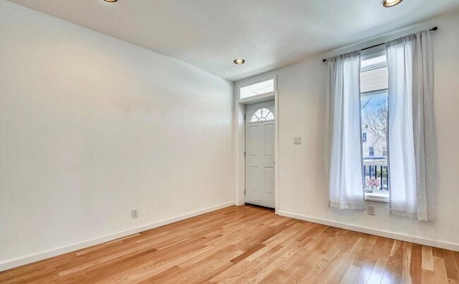 Building Photo - 3422 Roland Ave