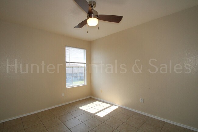 Building Photo - Three Bedroom Beauty!