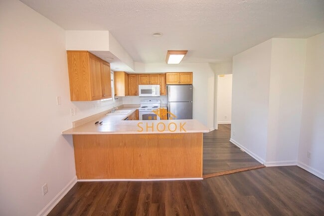 Building Photo - LARGE TOWNHOME - LOTS OF SPACE!