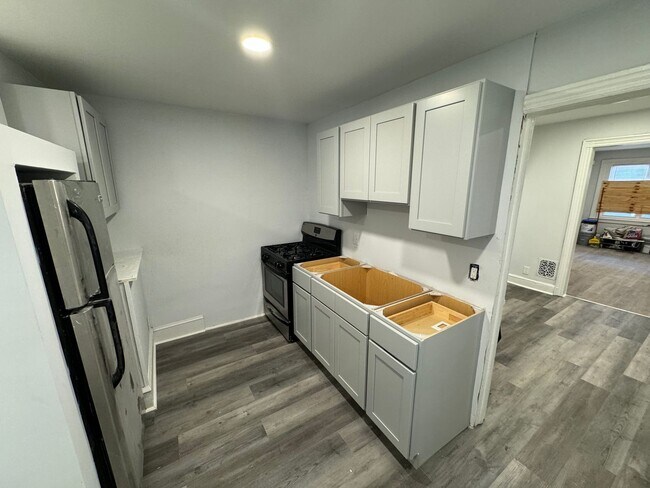 Building Photo - Refreshed 3BR/1BA Cozy Home with Porch & Fenced Yard!