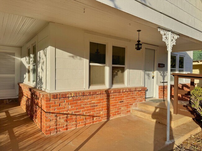 Building Photo - 3 Bed 1 Bath Craftsman Home