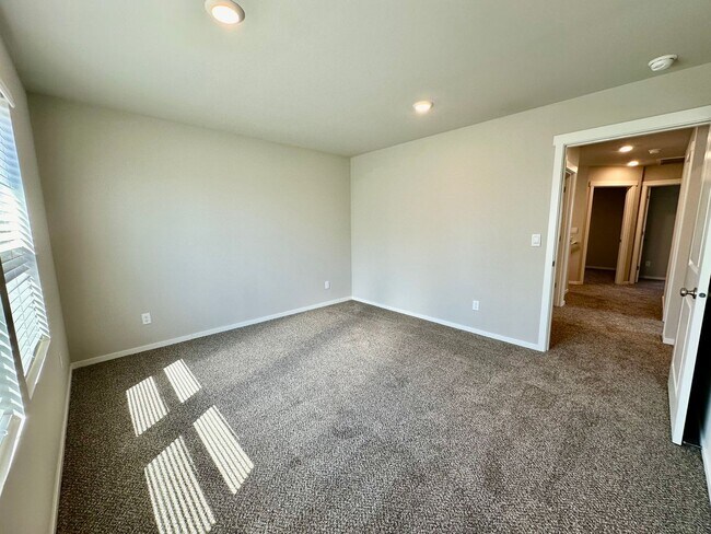 Building Photo - 4 Bedroom Home with Attached 2 Car Garage!