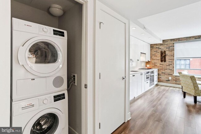 Building Photo - Practically new 1bd/1ba steps to Logan Cir...