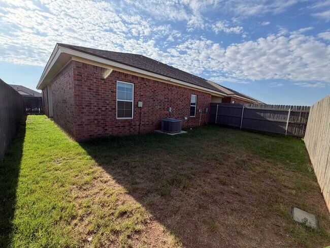 Building Photo - Luxury Town House in Southwest Lubbock
