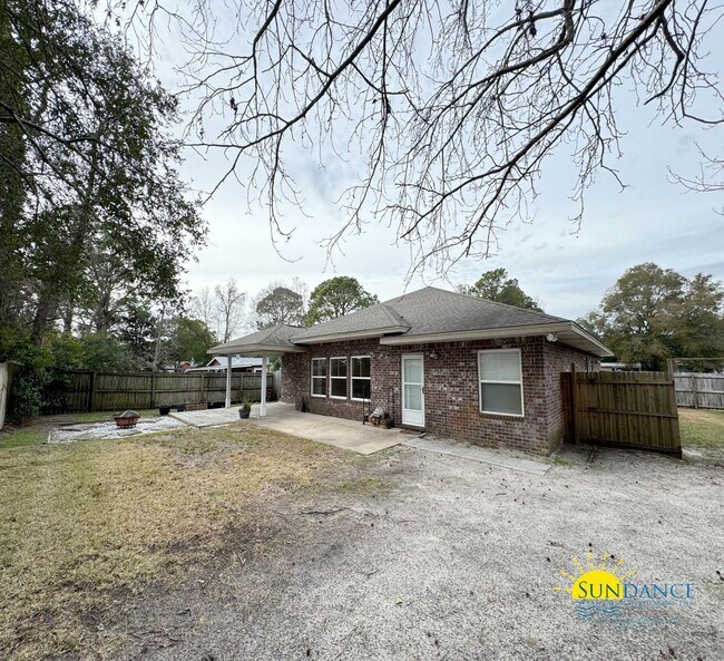 Building Photo - Prime Location: 4 Bedroom Home in Elliot Point Neighborhood, Fort Walton Beach!
