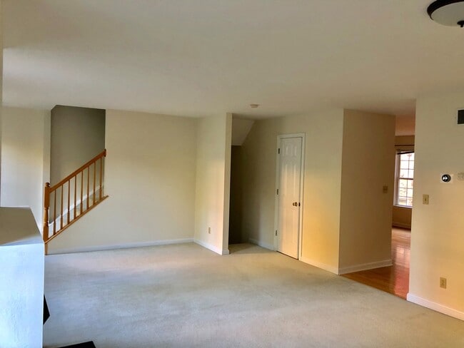 Building Photo - Beautiful 3 Bedroom Townhome In Bloomfield...