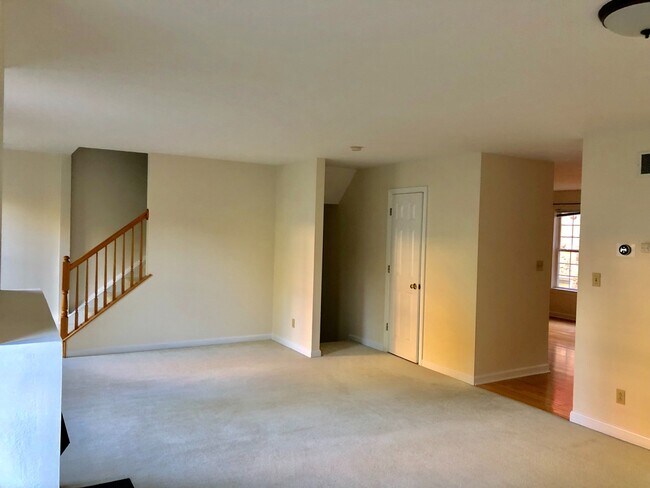 Building Photo - Beautiful 3 Bedroom Townhome In Bloomfield/Shadyside.  Ideal Location.  Available Late August.