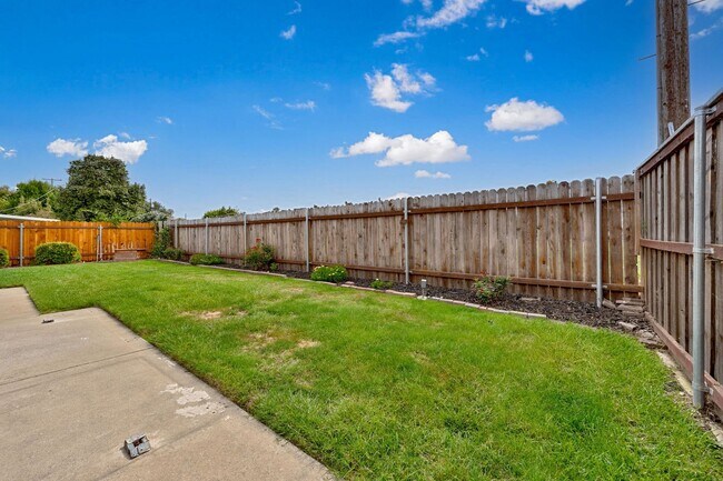 Building Photo - Charmingly Remodeled 3 Bed, 2 Bath Home Ne...