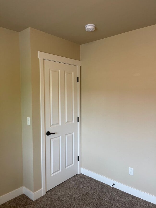 Building Photo - Beautiful 4 Bedroom in a small and exclusive neighborhood