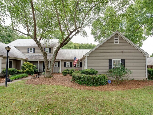 Building Photo - A picture perfect cottage home ready for you with community pool!