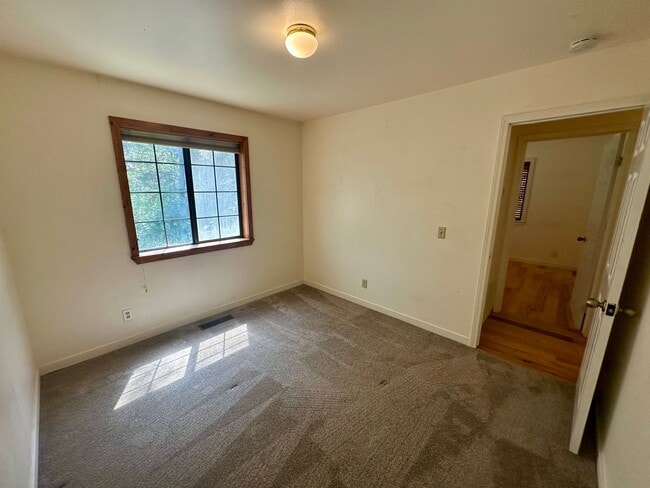 Building Photo - Charming 3 Bedroom 2 Bathroom Home Off Tyl...