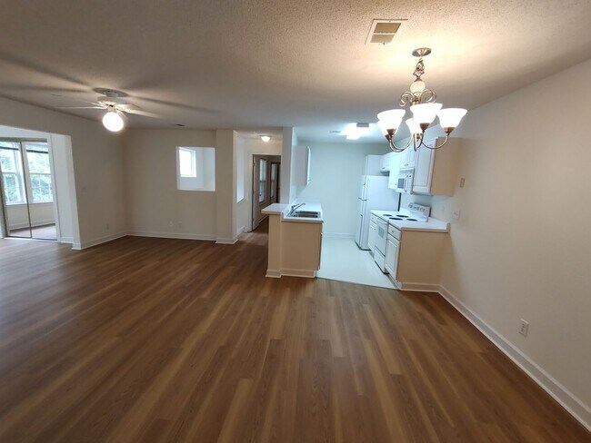 Building Photo - NEWLY RENOVATED 4 Bed/2 Bath with Communit...