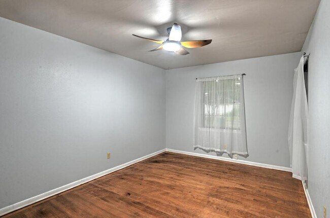 Building Photo - 2138 Lynbrook Ln