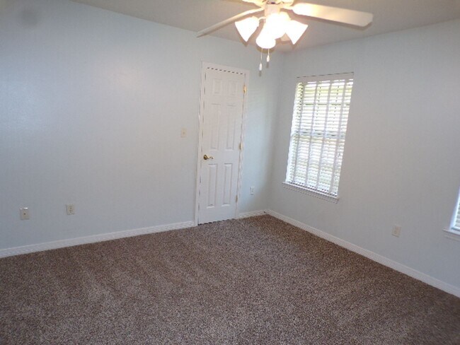 Building Photo - Beautiful 4-Bedroom Home - Heather Oaks