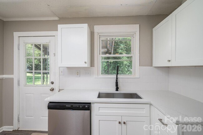 Building Photo - 913 Edgemont Ave