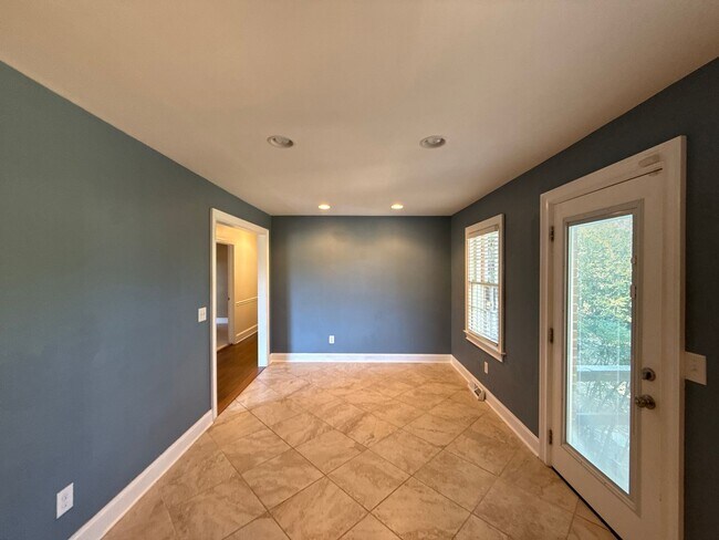 Building Photo - 3-Bedroom Home in Montclaire!