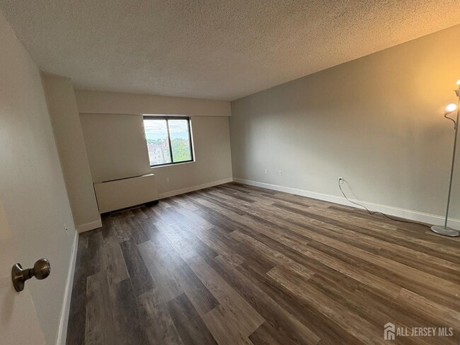 Building Photo - 10 N Wood Ave