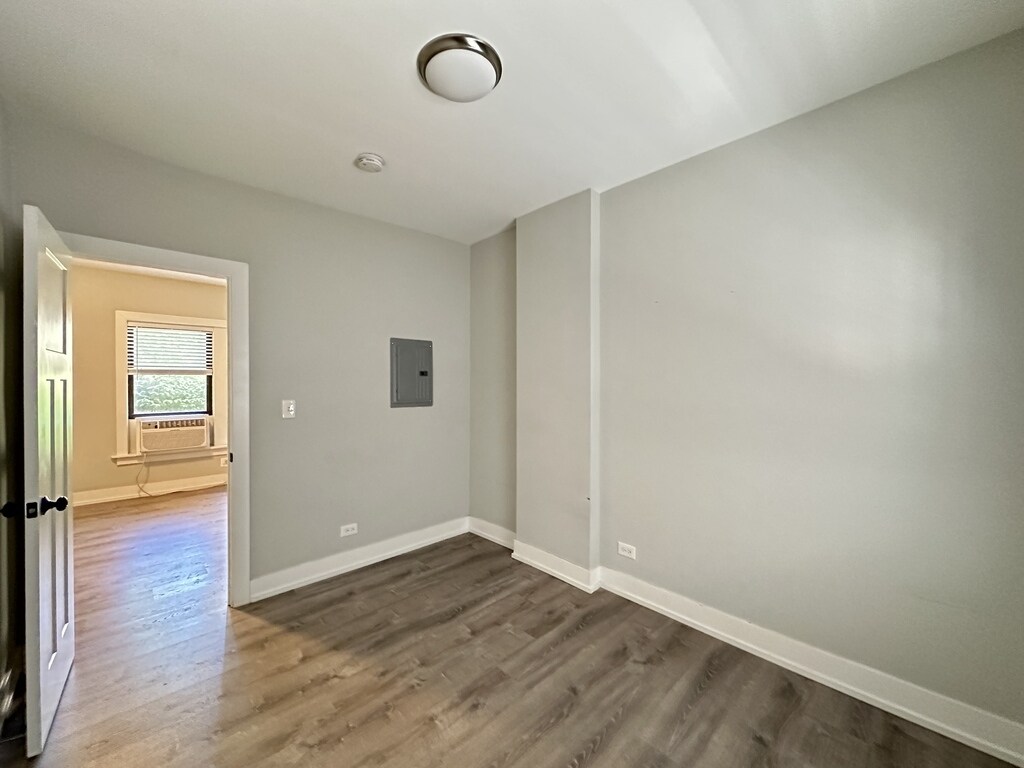 Building Photo - 722 W Brompton Ave
