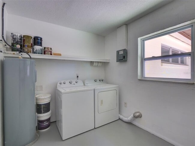 Building Photo - 305 Sunset Dr