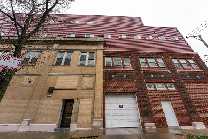 Building Photo - 2700 W North Ave