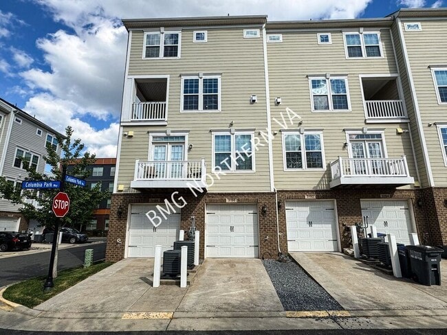 Building Photo - 3190 Yeager Dr