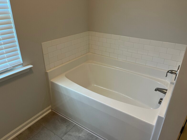 Building Photo - 529 Jensen Ln