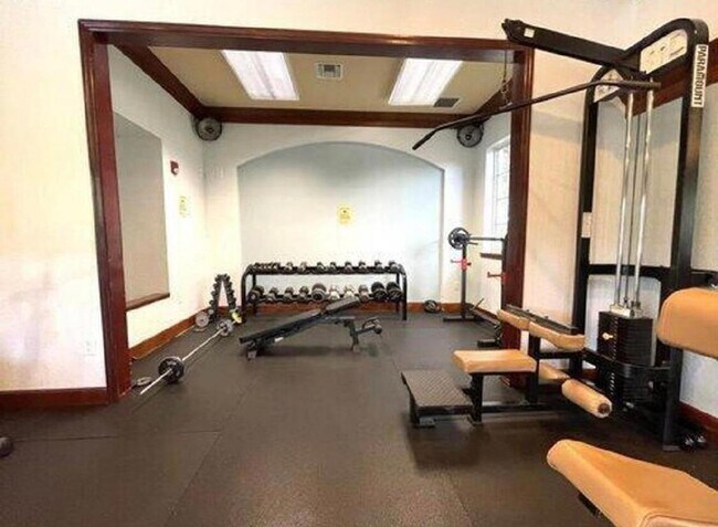 Building Photo - 1100 Crestwood Ct S