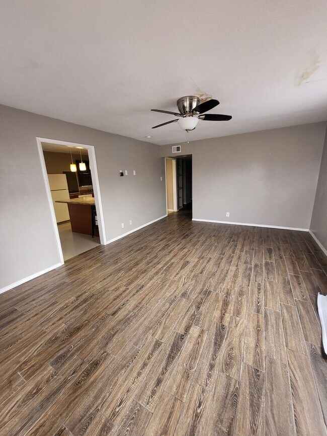 Building Photo - NE 3 Bedroom 2 Bath 1754/sf home