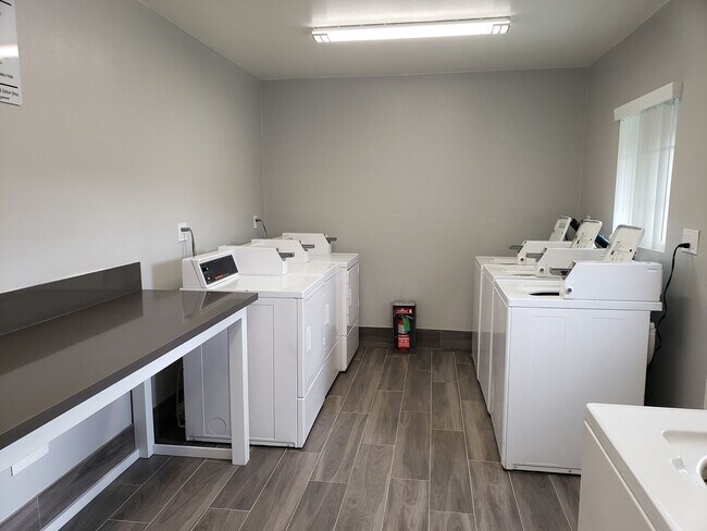 Building Photo - Newly Remodeled 1 Bedroom Unit in Orange